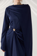 İsalle Belt Pleated Brooch Dress
